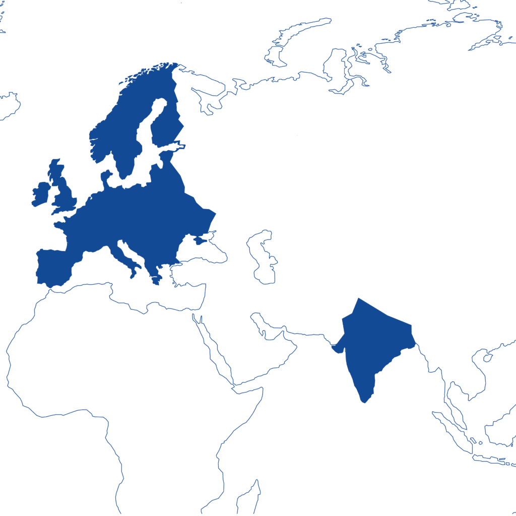 Auf einer Karte sind Europa und Indien in Dunkelblau hervorgehoben, die umliegenden Regionen in einem gedämpften Grün, wodurch die wichtigsten Bereiche für Hersteller von Schmiedeteilen hervorgehoben werden.