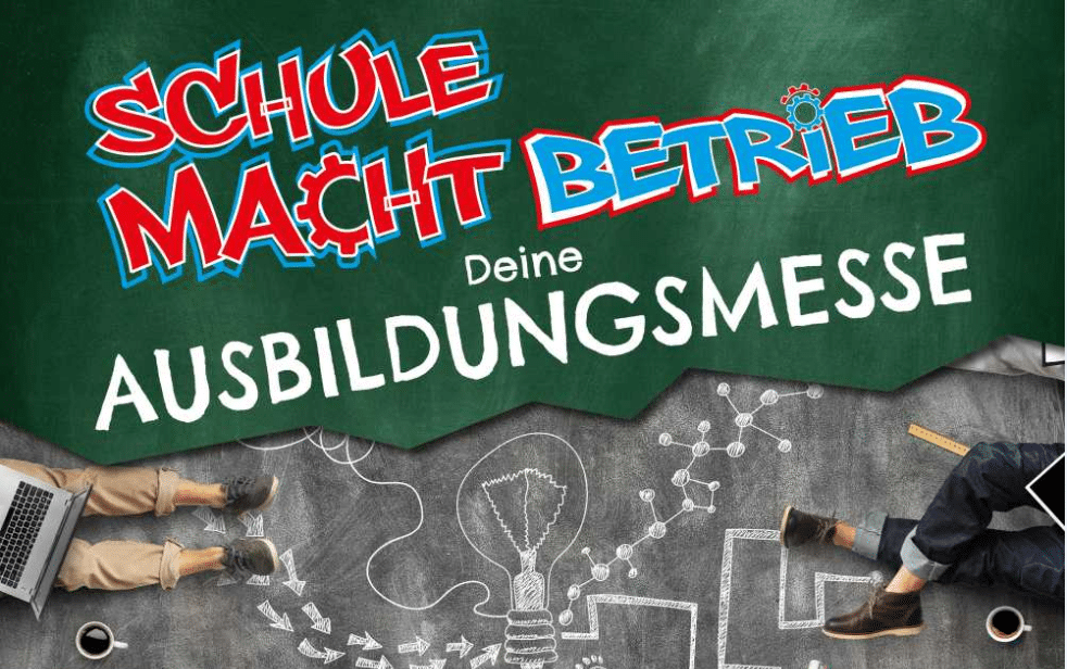 Ein Banner im Tafelstil mit dem Text auf Deutsch: „Schule Macht Betrieb, Deine Ausbildungsmesse.“ Unter dem Text zeigen Abbildungen eine Glühbirne, die mit verschiedenen Zahnrädern und Wegen verbunden ist, ähnlich wie bei Schmiedeteile Herstellung, mit zwei Paar Beinen – eines in Jeans mit Turnschuhen und das andere in Business-Kleidung und Schuhen.