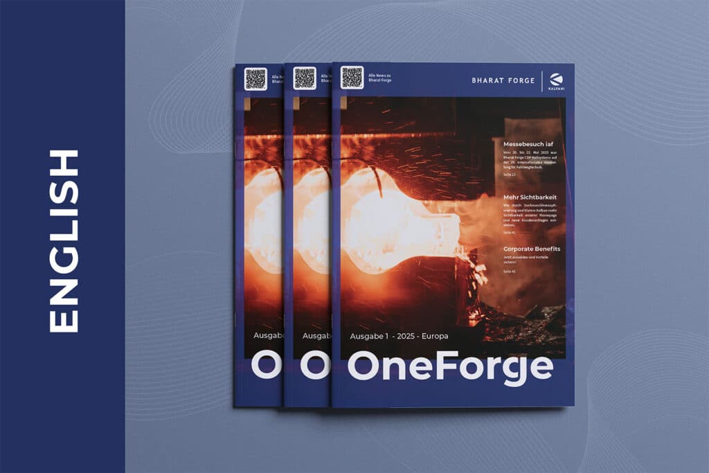 Drei Exemplare einer Zeitschrift mit dem Titel "OneForge" und einem feurigen Schmiedebild auf dem Umschlag liegen auf einer blau gemusterten Fläche. Auf der linken Seite befindet sich ein vertikaler blauer Balken mit dem Wort "ENGLISH" in fetten weißen Buchstaben.