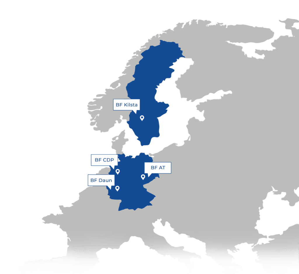 Eine Europakarte, in der Schweden und Deutschland blau hervorgehoben sind, mit beschrifteten Markierungen für Schmiedeteile: BF Kilsta in Schweden und BF CDP, BF AT und BF Daun in Deutschland. Der Rest der Karte ist grau schattiert.