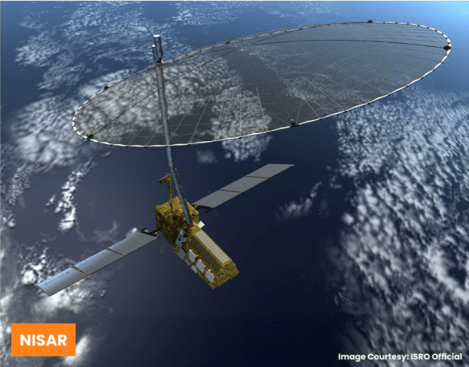 Ein Satellit mit einer großen kreisförmigen Antenne kreist über der Erde, wobei die Wolken und der Ozean darunter zu sehen sind. Das Logo der NISAR-Mission befindet sich in der unteren linken Ecke.