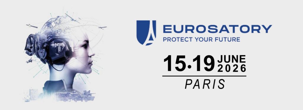 Eine digitale Illustration eines futuristischen menschlichen Kopfes mit technologischen Elementen, neben dem Eurosatory-Logo und dem Text: "EUROSATORY PROTECT YOUR FUTURE, 15-19 Juni 2026, Paris.
